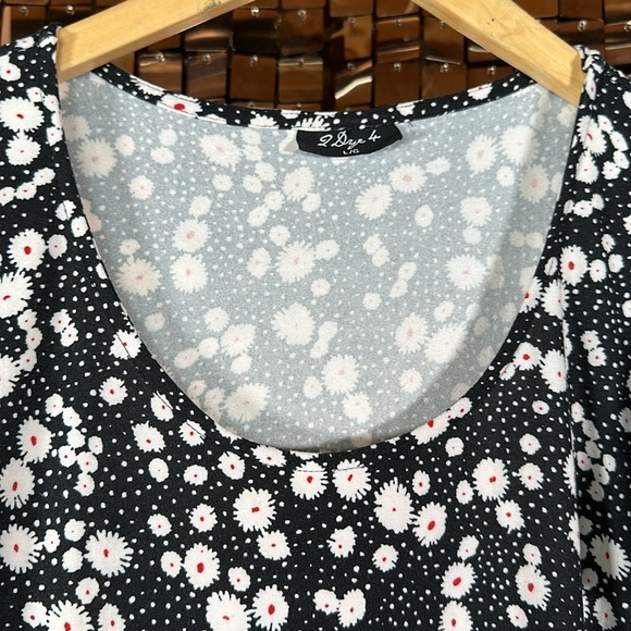 2 Dye 4 Black Short Sleeve Stretchy Lightweight Dress White & Red Floral Print L - Picture 4 of 10